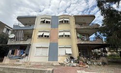 Daire içerisinde ve bahçede biriktirilen çöpler vatandaşı isyan ettirdi!