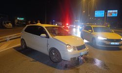 Seyir halindeki otomobil bariyerlere çarptı!