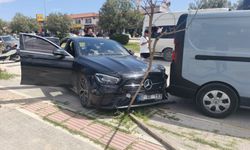 Antalya'da minibüs park halindeki araca çarptı!