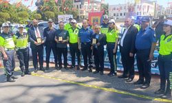 Trafik Haftası etkinliklerinde kurallara uyan 3 sürücüye plaket verildi