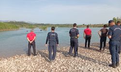 Aksu Çayı'na serinlemek için giren 3 gençten biri akıntıya kapılarak kayboldu