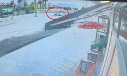 Otomobille çarpışan motosiklettekiler metrelerce savruldu!