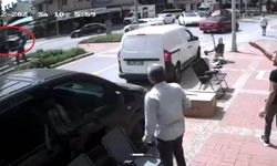 Önce otomobile ardından dev tabelaya çarptı, o anlar kameraya yansıdı