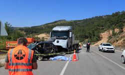 Mermer yüklü tırla kafa kafaya çarpışan otomobildeki çiftten acı son