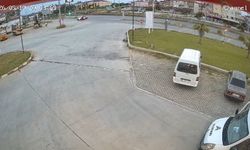 Kavşakta facia! Motosikletin otomobile çarpma anı kameralara yansıdı!