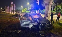 Kontrolden çıkan otomobil dekoratif surlara çarptı!