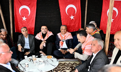 Başkan Uysal, yörüklerle bir araya geldi tuluk başına geçip keşkek dövdü