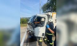Antalya'da iki kamyonet çarpıştı!