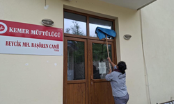 Antalya'nın Kemer ilçesinde bayram öncesi camilerde temizlik seferberliği