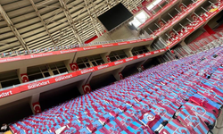 Trabzon Büyükşehir Belediyesi, Antalya Stadyumu'nu bayraklarla donattı