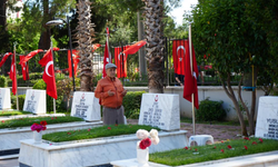 Şehit babası evladının kabri başında