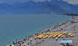 Antalya sahillerinde bayram yoğunluğu ikinci günde artarak devam etti