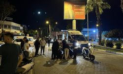 Ön tekeri patlayan motosikletin sürücüsü yola savruldu!