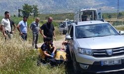 Devrilen traktörden kabin sayesinde yaralı kurtuldu!