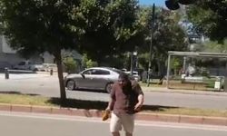 Yolda yürürken neye uğradığını şaşırdı!
