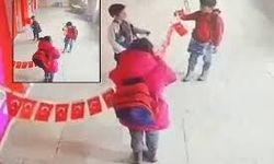 Minikler yere düşen bayrağı asmak için seferber oldular