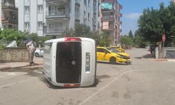 Taksi ile çarpışan hafif ticari araç yan yattı!