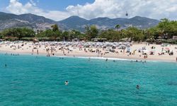 Alanya'da hava sıcaklığı 30 dereceyi gördü, turistler sahile koştu