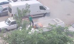 Park halindeki aracın tavanında çıkan yangına vatandaşlar müdahale etti