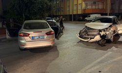 Manavgat'ta otomobiller çarpıştı!