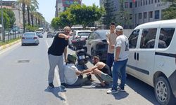 Elektrikli otomobille çarpışan motosikletli yaralandı