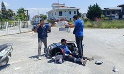 Kaza yapan mesai arkadaşlarını güneşten korumaya çalıştılar