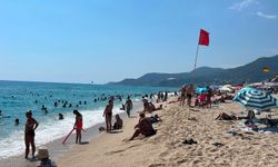 Alanya'da hava 32, deniz 26 dereceyi gördü, turistler sahillere akın etti!