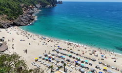 Kleopatra Plajı turistlerle doldu taştı