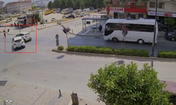 Antalya’da göz göre göre yaşanan çarpışma kamerada