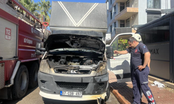 Park halindeki nakliye kamyonunda motor yangını!