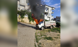 Alanya'da park halindeki kamyonette yangın çıktı!