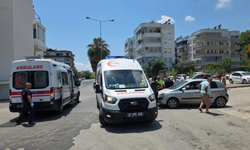 Motosiklet ile otomobil çarpıştı!