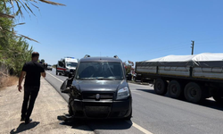 Ticari araç ile çarpışan otomobil bahçeye devrildi!