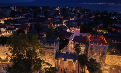 Antalya'nın tarihi kapısı aydınlatıldı