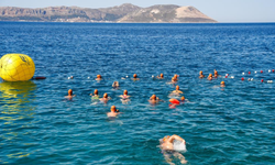 Meis-Kaş Yüzme Maratonu'nda sporcular dostluk için kulaç attı