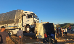 Manavgat'ta tır ile kamyonetin çarpıştı!