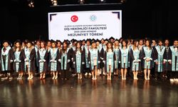 ALKÜ'de diş hekimliği fakültesinde mezuniyet heyecanı