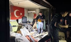 Direğe çarpan otomobilin motoru fırlayıp işçilerin kaldığı barakaya uçtu