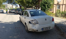 Otomobil, park halindeki araca çarptı