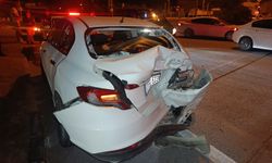 Kırmızı ışıkta bekleyen otomobile tur minibüsü çarptı!