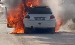 Antalya'da seyir halindeki otomobil alev topuna döndü