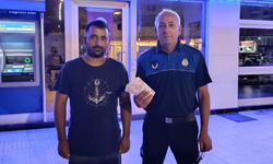ATM'de bulduğu parayı zabıtaya teslim etti