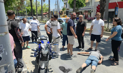 Yaya geçidinden geçen yayaya motosiklet çarptı!