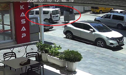 Kontrolden çıkan çöp konteyneri caddeye dalıp araca çarptı!