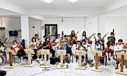 Muratpaşa'da gitarın dört haline çocuklar ve gençlerden ilgi