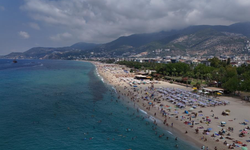 Alanya'da tatilciler deniz ve güneşin tadını çıkardı