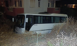 Antalya'da midibüs otomobille çarpıştı!