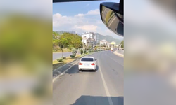 Alanya’da itfaiyeye yol vermeyen sürücü cep telefonu kamerasında!
