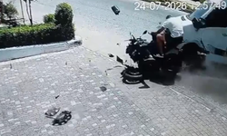 Tur midibüsüyle çarpışan motosiklettekiler yola savruldu!