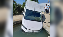 Manavgat'ta hafif ticari araç sulama kanalına düştü!